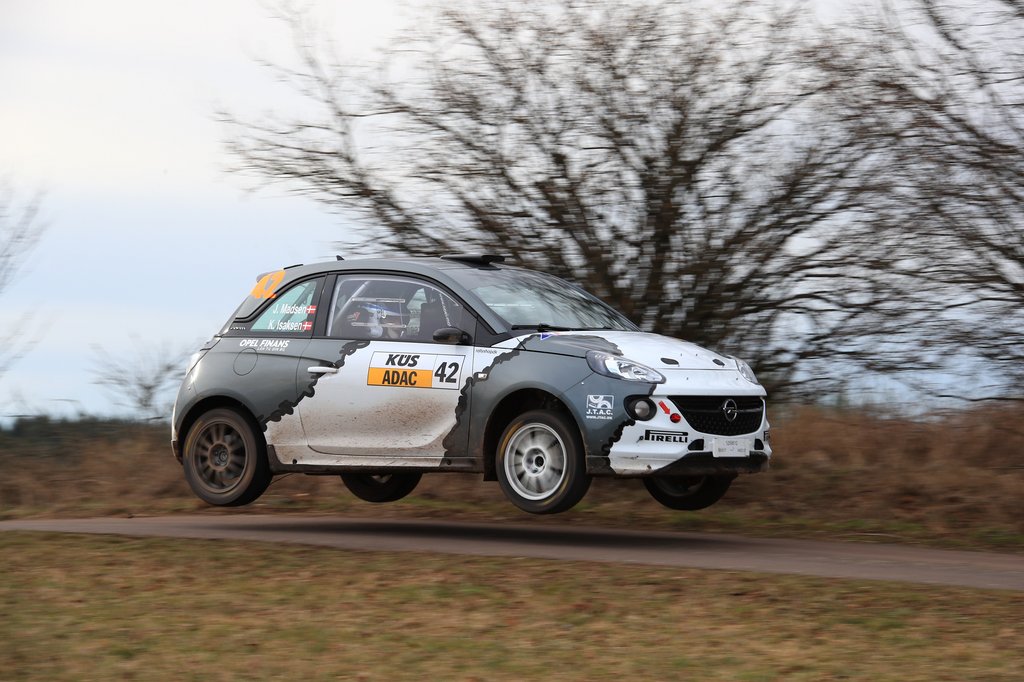 Hele lørdagen satte Jacob Madsen og Karsten Isaksen bedste tider i klassen i Saarland-Pfaltz Rallye, men til slut blev de sinket af en konkurrent, der snurrede rundt foran dem.
